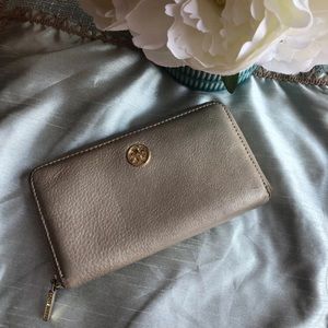 Tory Burch Robinson continental wallet💙